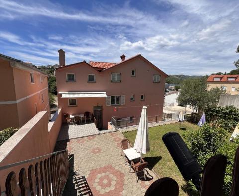 Appartements et locaux commerciaux dans un endroit calme près de la mer à Novi Vinodolski - pic 3