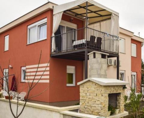 Nieruchomość turystyczna składająca się z 4 apartamentów, zaledwie 70 m od morza w dzielnicy Zaton, Zadar - pic 2