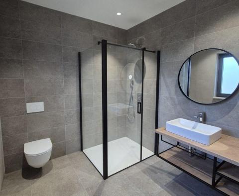 Moderní jednopodlažní vila obklopená přírodou v Rovinji - pic 18