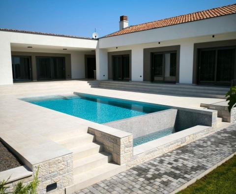 Moderní jednopodlažní vila obklopená přírodou v Rovinji - pic 24