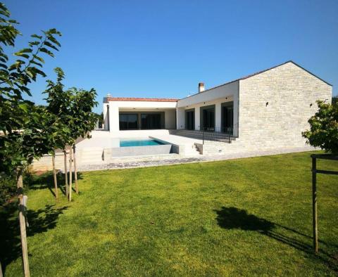 Moderní jednopodlažní vila obklopená přírodou v Rovinji - pic 32