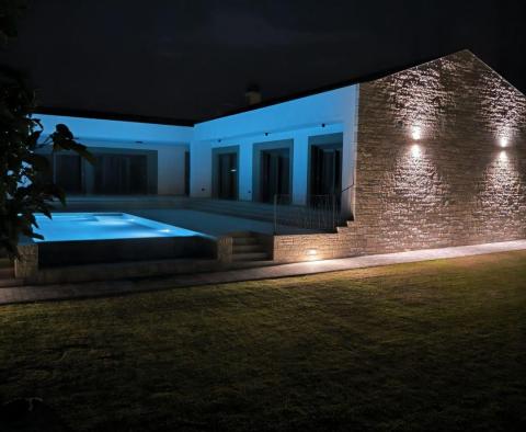 Moderní jednopodlažní vila obklopená přírodou v Rovinji - pic 35