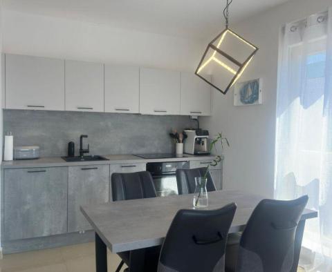 Einzigartiges Luxusapartment in 1. Linie im istrischen Novigrad, mit Pool und Dachterrasse - foto 9