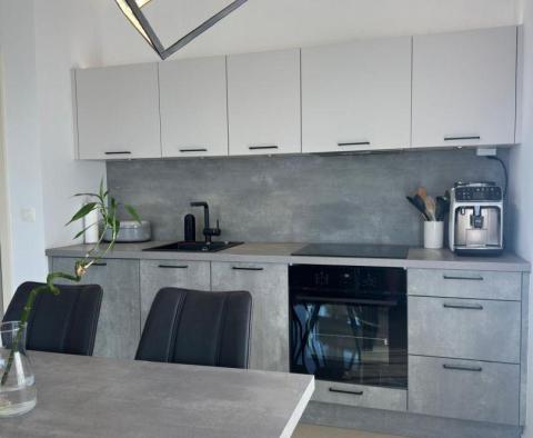 Einzigartiges Luxusapartment in 1. Linie im istrischen Novigrad, mit Pool und Dachterrasse - foto 11