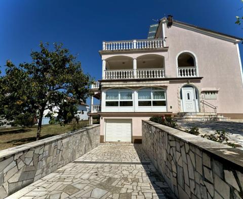 Spacious house with three apartments 600m from the sea in Malinska - pic 12