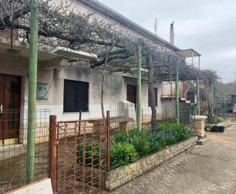 Haus in Kaštel, Buje, zur Investition! - foto 2