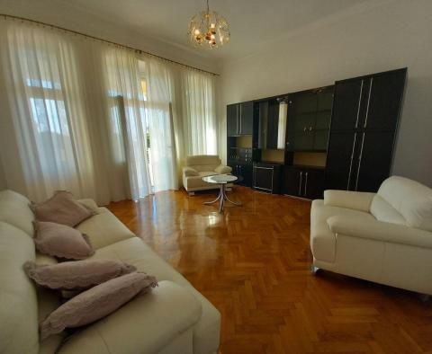 Квартира площадью 115 м2 с террасой в трех шагах от моря в Опатии, на продажу - фото 7