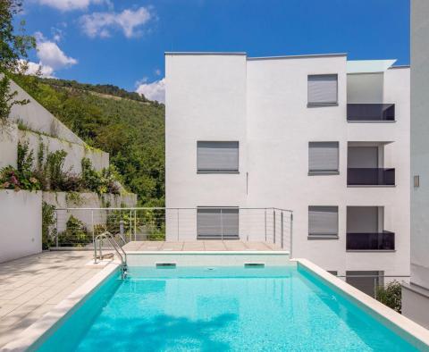 Superbe appartement dans un nouveau complexe à Opatija avec vue sur la mer, piscine partagée, garage, à vendre - pic 20