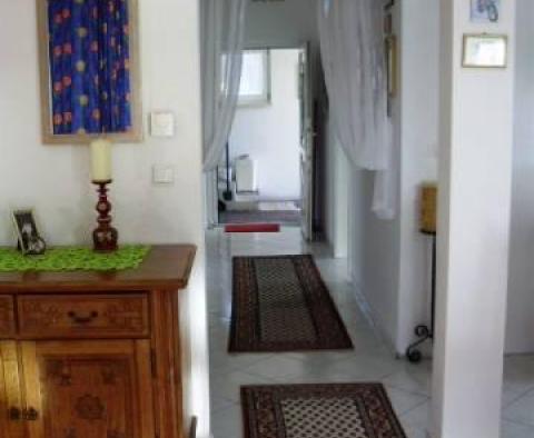 Tradiční dům na Čiovu pouhých 100 metrů od pláže, 4 apartmány - pic 10