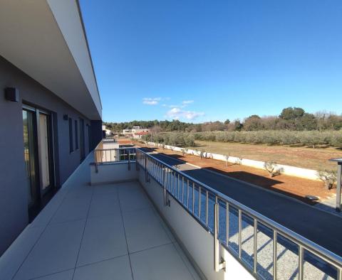 Moderní nová vila s výhledem na moře v uzavřeném kondominiu Banjole, 50 m od moře, na prodej - pic 30