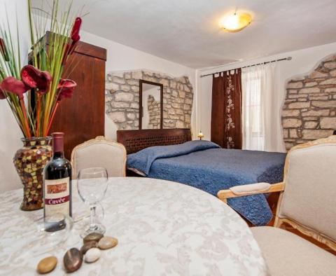 Ładne studio zaledwie 70 m od morza w Rovinj, na sprzedaż - pic 2
