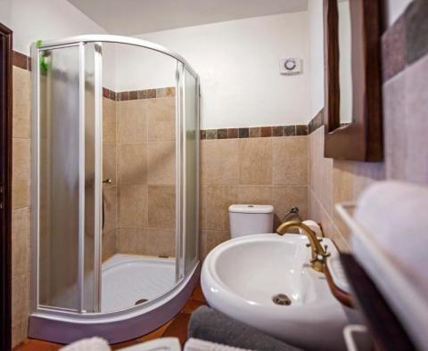 Ładne studio zaledwie 70 m od morza w Rovinj, na sprzedaż - pic 5