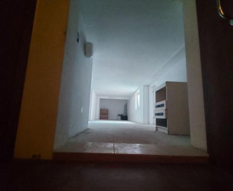 Продается квартира в Опатии с 3 спальнями, видом на море и бассейном - фото 48