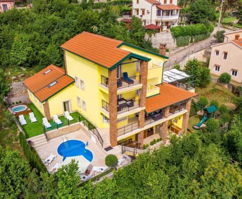 Neue Villa im mediterranen Stil in Bregi, Opatija mit zwei Wohneinheiten, Swimmingpool, Gästehaus, Taverne und Kinderspielplatz, zu verkaufen - foto 2