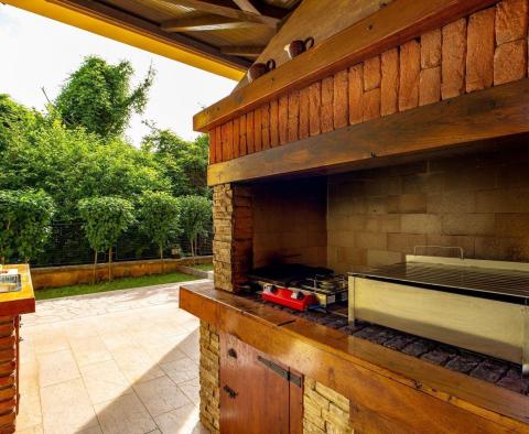 Neue Villa im mediterranen Stil in Bregi, Opatija mit zwei Wohneinheiten, Swimmingpool, Gästehaus, Taverne und Kinderspielplatz, zu verkaufen - foto 11
