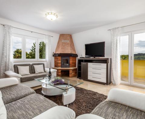 Neue Villa im mediterranen Stil in Bregi, Opatija mit zwei Wohneinheiten, Swimmingpool, Gästehaus, Taverne und Kinderspielplatz, zu verkaufen - foto 25