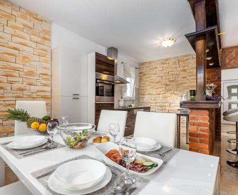 Neue Villa im mediterranen Stil in Bregi, Opatija mit zwei Wohneinheiten, Swimmingpool, Gästehaus, Taverne und Kinderspielplatz, zu verkaufen - foto 27