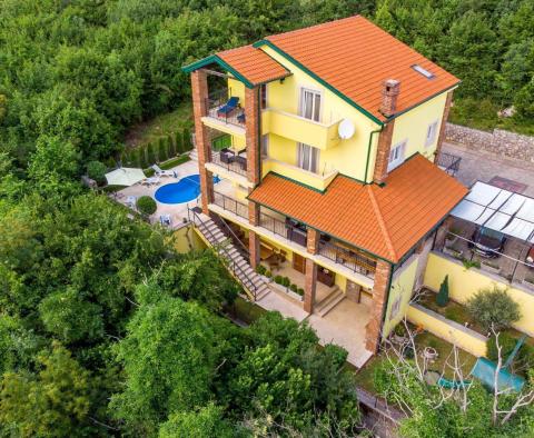 Neue Villa im mediterranen Stil in Bregi, Opatija mit zwei Wohneinheiten, Swimmingpool, Gästehaus, Taverne und Kinderspielplatz, zu verkaufen - foto 48