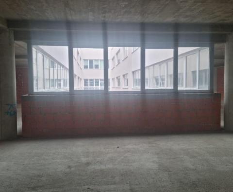 Impressionnant immeuble de bureaux à Zagreb - pic 2