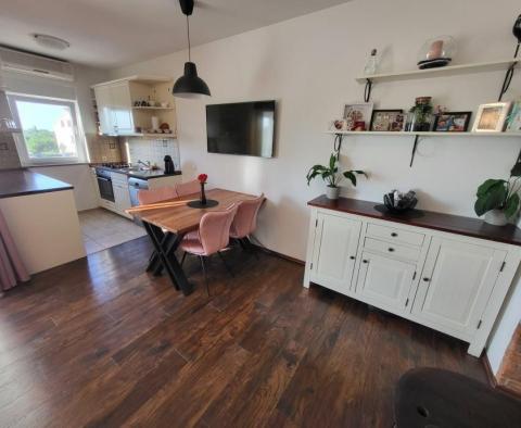 Wohnung mit Garage in großartiger Lage in Rovinj, zu verkaufen - foto 2