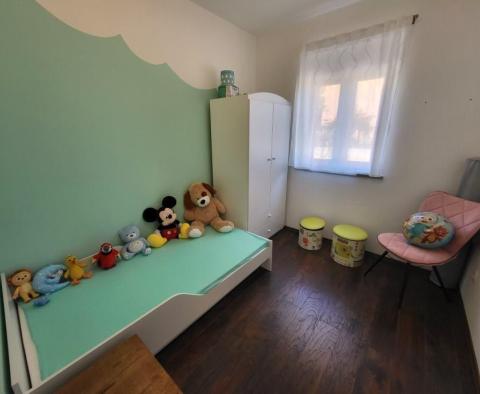 Wohnung mit Garage in großartiger Lage in Rovinj, zu verkaufen - foto 6