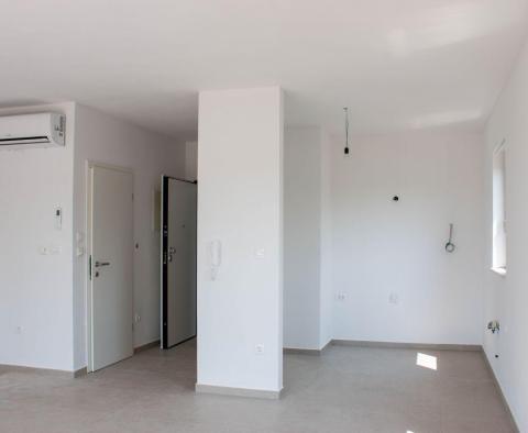 Apartment with 3 bedroom on the first floor with a roof terrace in Porec, for sale - pic 9