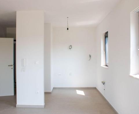 Apartment with 3 bedroom on the first floor with a roof terrace in Porec, for sale - pic 10