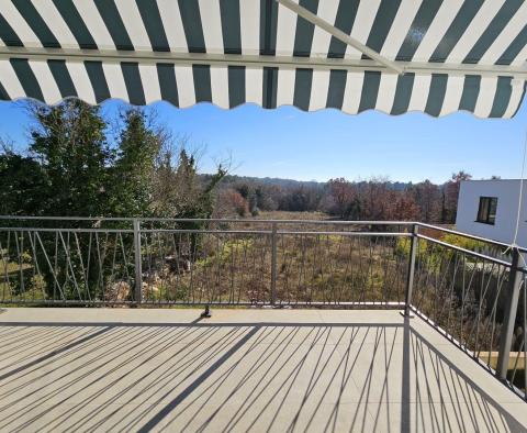 Apartment with 3 bedroom on the first floor with a roof terrace in Porec, for sale - pic 2