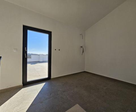 Apartment with 3 bedroom on the first floor with a roof terrace in Porec, for sale - pic 38