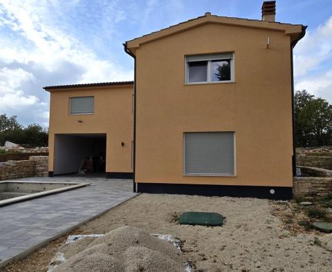 Nově postavená vila na samotě v Svetvincenat - pic 40