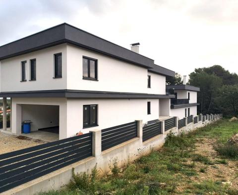 House of 4 apartments in Ližnjan, for sale - pic 2