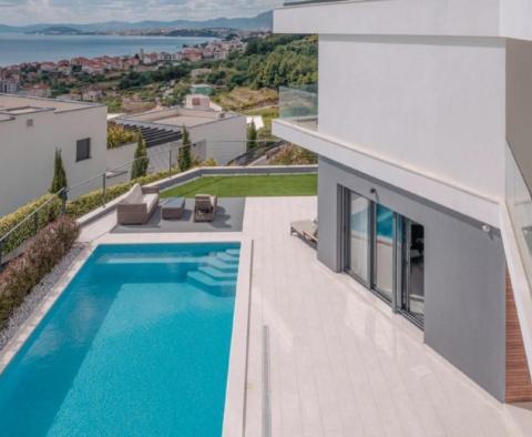 Atemberaubende neue moderne Villa in Podstrana, 300 m vom Meer entfernt, zu verkaufen - foto 11