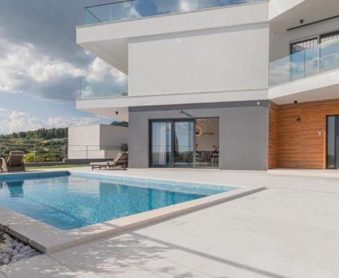 Atemberaubende neue moderne Villa in Podstrana, 300 m vom Meer entfernt, zu verkaufen - foto 23