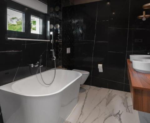 Atemberaubende neue moderne Villa in Podstrana, 300 m vom Meer entfernt, zu verkaufen - foto 39