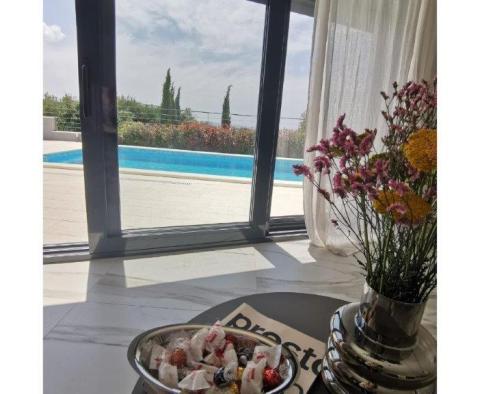 Atemberaubende neue moderne Villa in Podstrana, 300 m vom Meer entfernt, zu verkaufen - foto 45