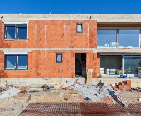 Dvojdům moderního designu s bazénem 40m2 na ostrově Krk na prodej - pic 4