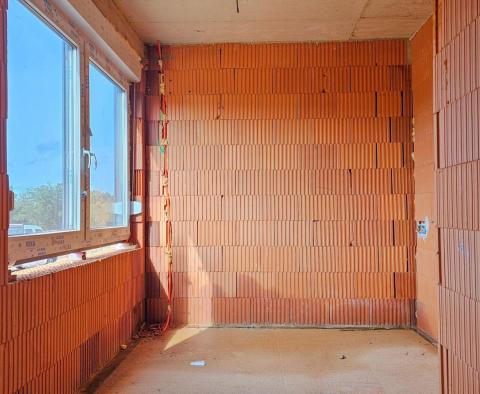Dvojdům moderního designu s bazénem 40m2 na ostrově Krk na prodej - pic 8