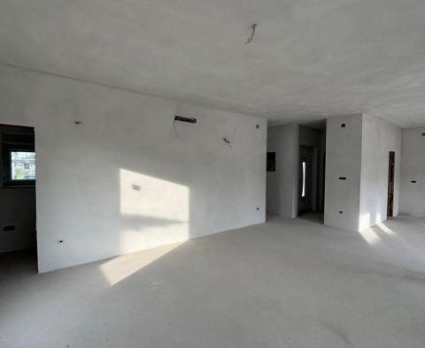 Hochwertiges modernes Doppelhaus in sehr ruhiger Lage in der Gegend von Labin, zu verkaufen - foto 20