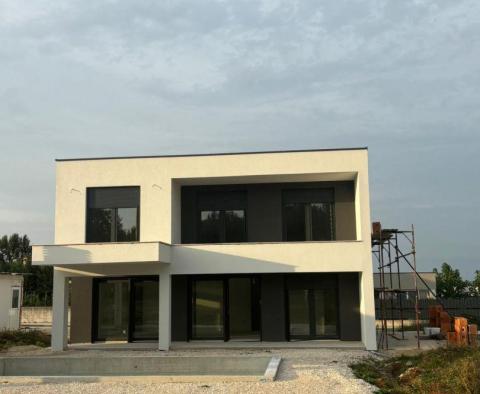 Hochwertiges modernes Doppelhaus in sehr ruhiger Lage in der Gegend von Labin, zu verkaufen - foto 53