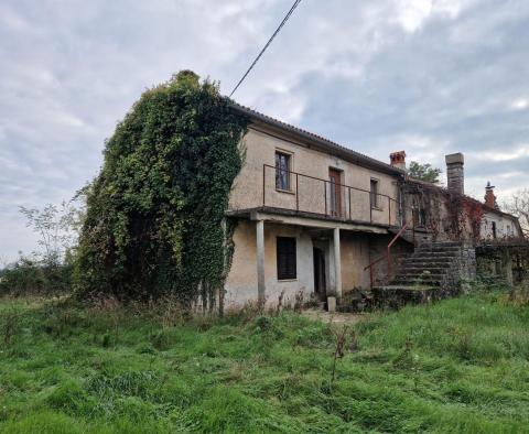 Maison en pierre à rénover dans un petit village à Barban, à vendre - pic 3