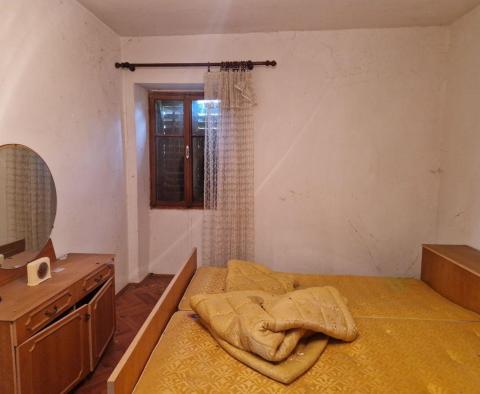 Maison en pierre à rénover dans un petit village à Barban, à vendre - pic 11