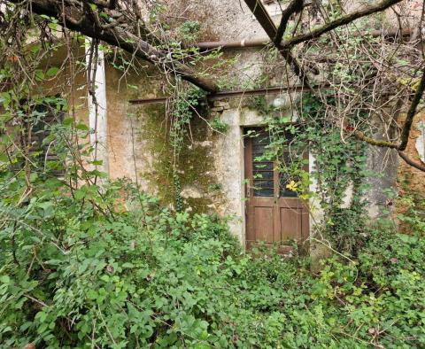 Maison en pierre à rénover dans un petit village à Barban, à vendre - pic 12