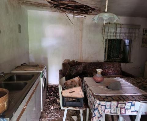 Maison en pierre à rénover dans un petit village à Barban, à vendre - pic 13