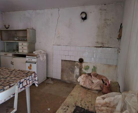 Maison en pierre à rénover dans un petit village à Barban, à vendre - pic 14
