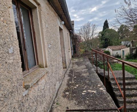 Maison en pierre à rénover dans un petit village à Barban, à vendre - pic 17