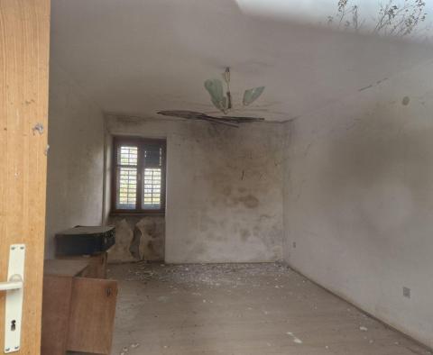 Maison en pierre à rénover dans un petit village à Barban, à vendre - pic 18