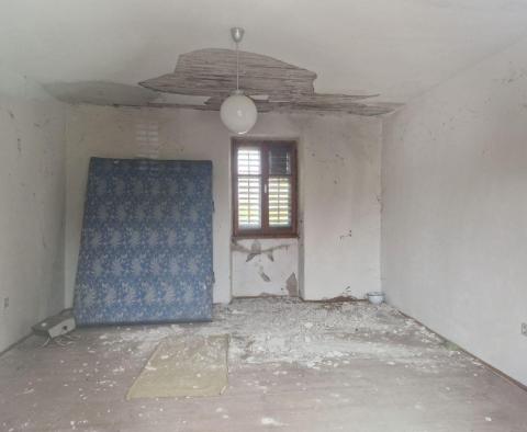 Maison en pierre à rénover dans un petit village à Barban, à vendre - pic 19