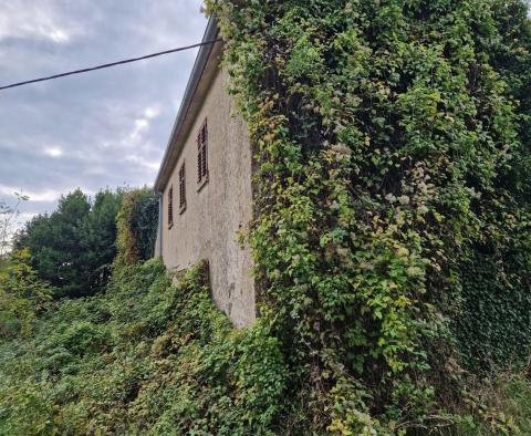 Maison en pierre à rénover dans un petit village à Barban, à vendre - pic 21