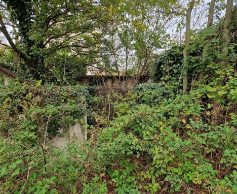 Maison en pierre à rénover dans un petit village à Barban, à vendre - pic 27