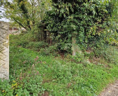 Maison en pierre à rénover dans un petit village à Barban, à vendre - pic 28